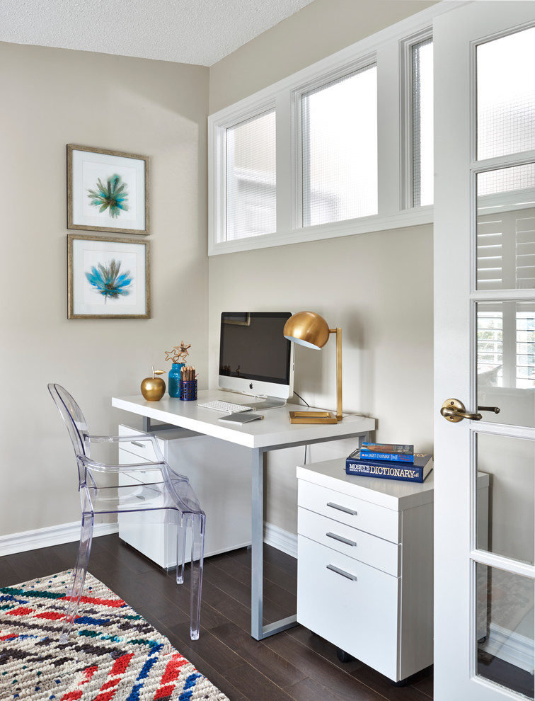 Ejemplo de despacho tradicional renovado pequeño con paredes grises, suelo de madera oscura, escritorio independiente y suelo marrón