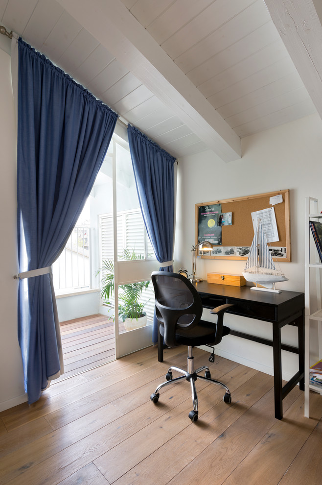 Idee per uno studio mediterraneo con pareti bianche, pavimento in legno massello medio e scrivania autoportante