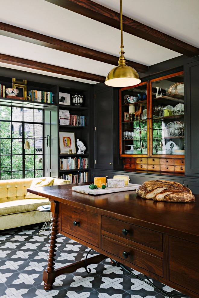 На фото: кабинет в классическом стиле с отдельно стоящим рабочим столом и черным полом