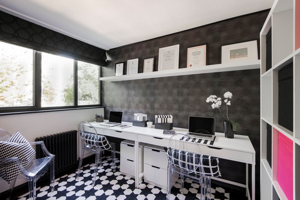 Mittelgroßes Stilmix Arbeitszimmer mit Arbeitsplatz, schwarzer Wandfarbe, freistehendem Schreibtisch, Teppichboden und buntem Boden in London