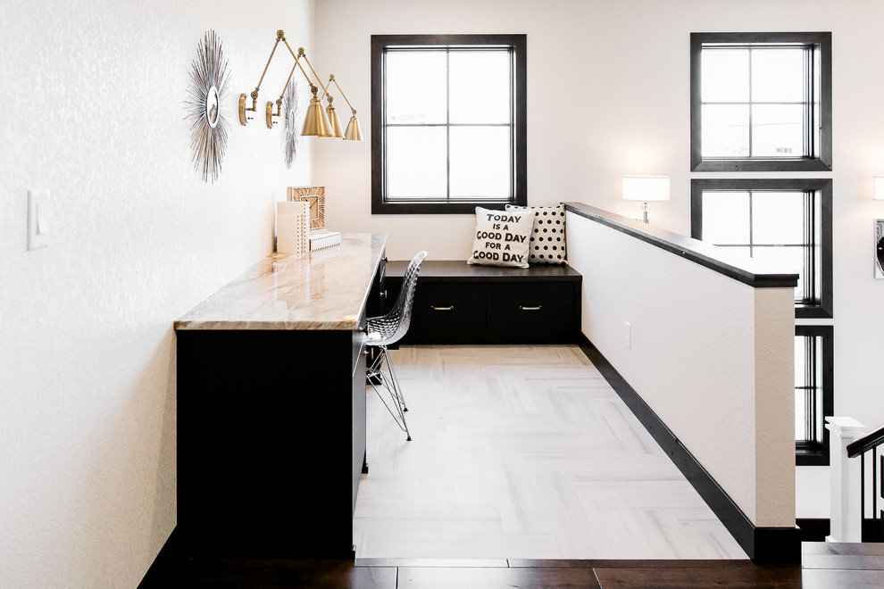 Kleines Klassisches Arbeitszimmer ohne Kamin mit weißer Wandfarbe, Porzellan-Bodenfliesen, Einbau-Schreibtisch und grauem Boden in Sonstige