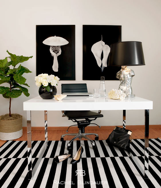 Diseño de despacho bohemio de tamaño medio sin chimenea con paredes blancas, suelo de madera en tonos medios y escritorio independiente