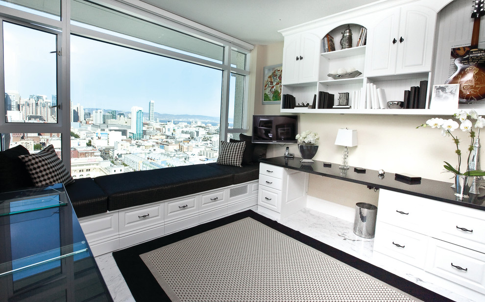 Ejemplo de despacho actual de tamaño medio sin chimenea con paredes blancas, suelo de mármol, escritorio empotrado y suelo blanco