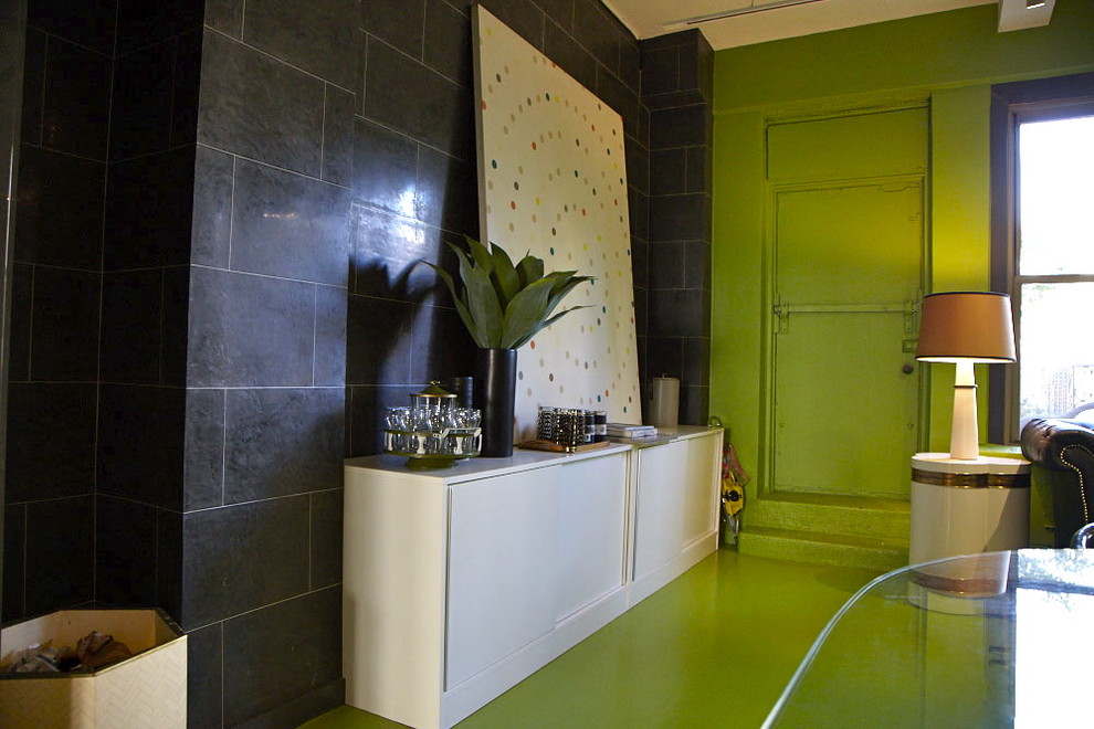 ニューヨークにあるコンテンポラリースタイルのおしゃれなホームオフィス・書斎 (緑の床) の写真