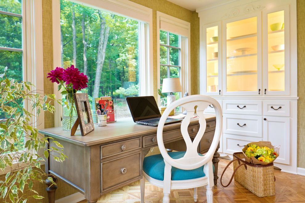 Idéer för mellanstora vintage arbetsrum, med gröna väggar, ljust trägolv, ett fristående skrivbord och brunt golv