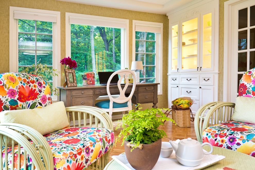 Inspiration för ett mellanstort vintage arbetsrum, med gröna väggar, ljust trägolv, ett fristående skrivbord och brunt golv