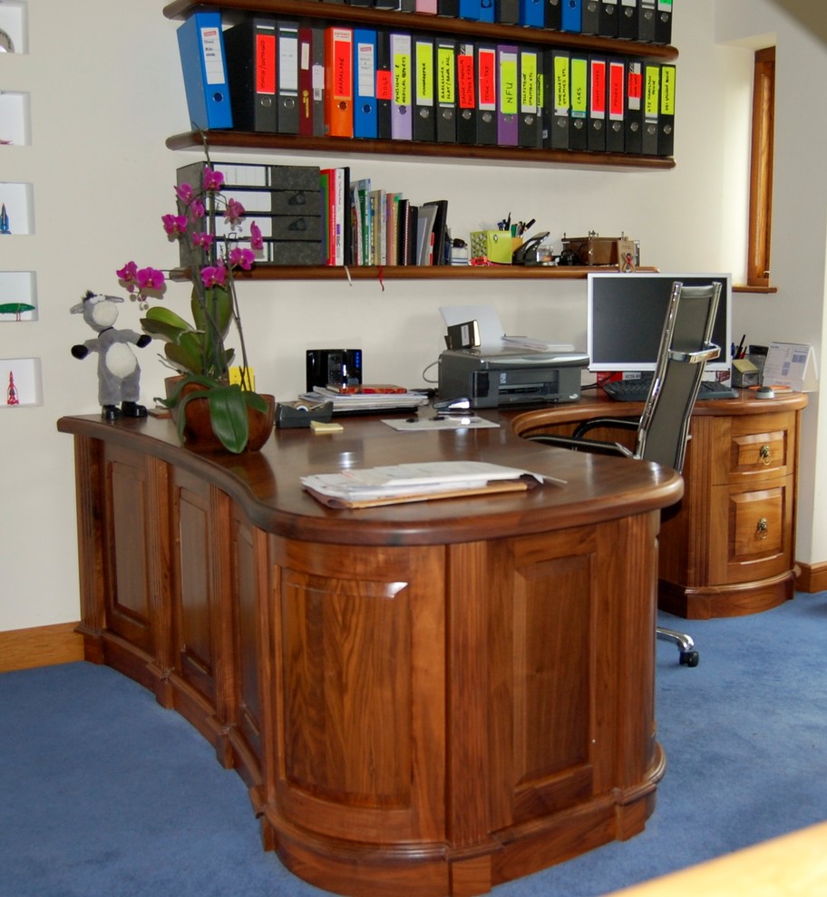 Esempio di uno studio tradizionale con scrivania incassata