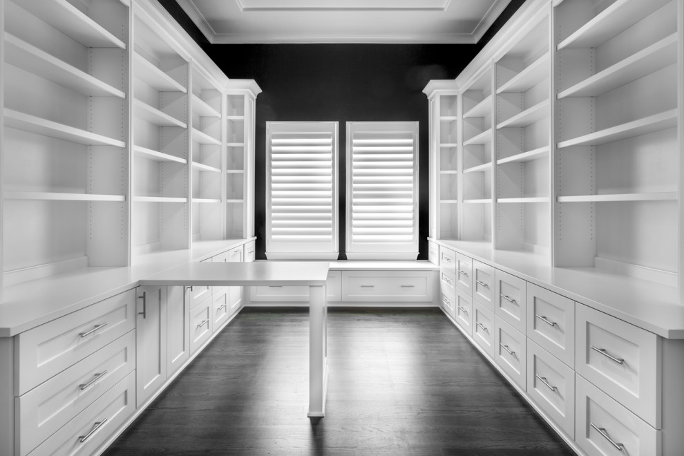 ダラスにあるラグジュアリーな広いトランジショナルスタイルのおしゃれな書斎 (黒い壁、濃色無垢フローリング、暖炉なし、造り付け机、茶色い床、格子天井、白い天井) の写真
