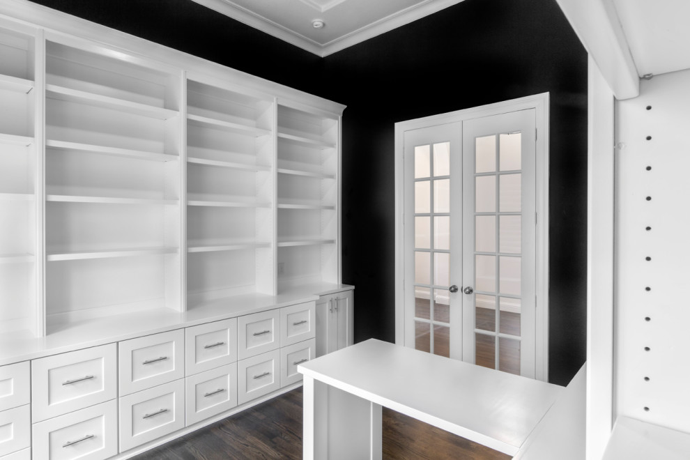 Idee per un grande ufficio tradizionale con pareti nere, parquet scuro, nessun camino, scrivania incassata, pavimento marrone e soffitto a cassettoni