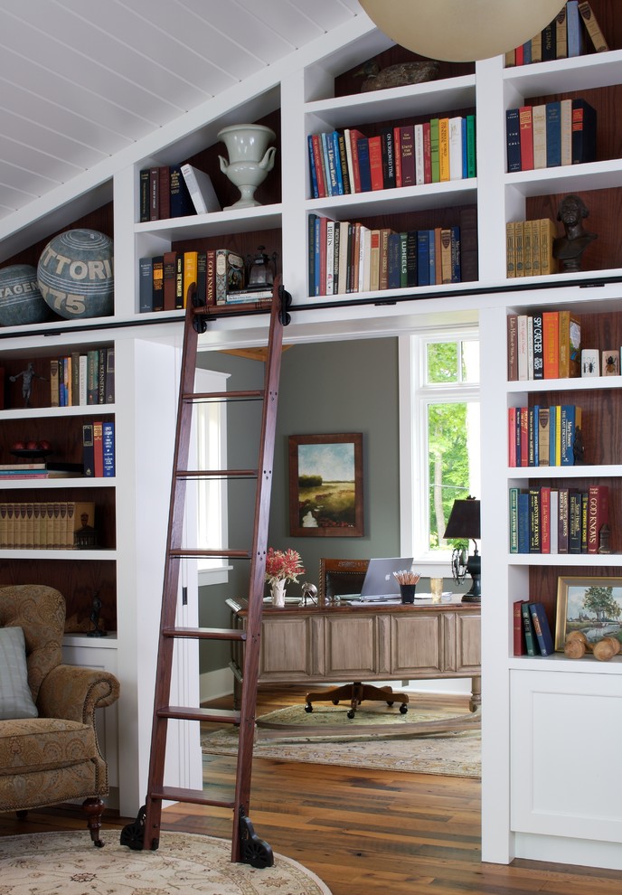 グランドラピッズにあるトラディショナルスタイルのおしゃれなホームオフィス・書斎 (グレーの壁、濃色無垢フローリング、自立型机) の写真