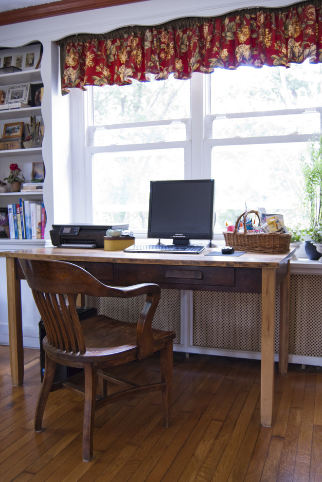 Design ideas for a classic home office in Philadelphia.