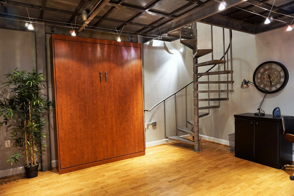 Kleines Mid-Century Arbeitszimmer mit grauer Wandfarbe, braunem Holzboden, gelbem Boden und freistehendem Schreibtisch in Denver