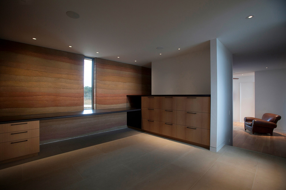 Exemple d'un grand bureau moderne avec un mur beige, un sol en carrelage de céramique, aucune cheminée, un bureau intégré et un sol gris.