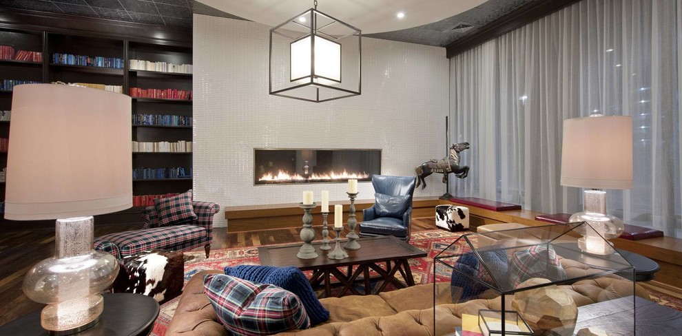Mittelgroßes Modernes Lesezimmer mit weißer Wandfarbe, braunem Holzboden, Kamin, gefliester Kaminumrandung, Einbau-Schreibtisch und braunem Boden in Minneapolis