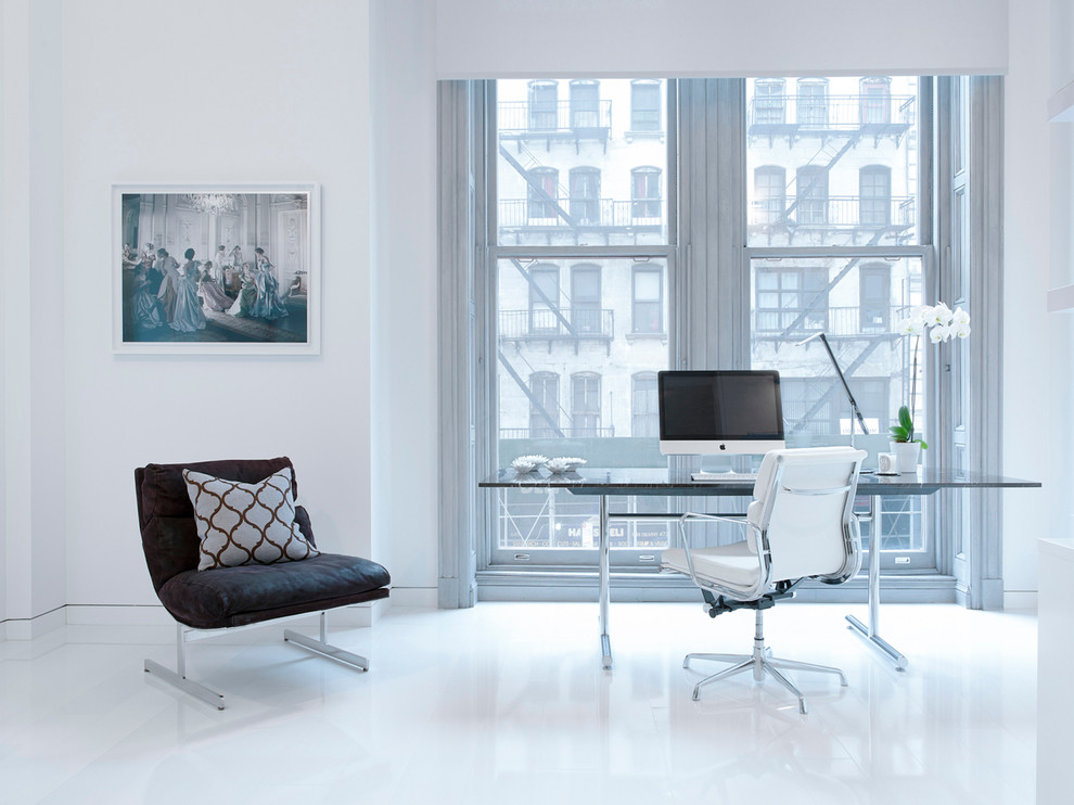 Bild på ett minimalistiskt arbetsrum, med ett fristående skrivbord