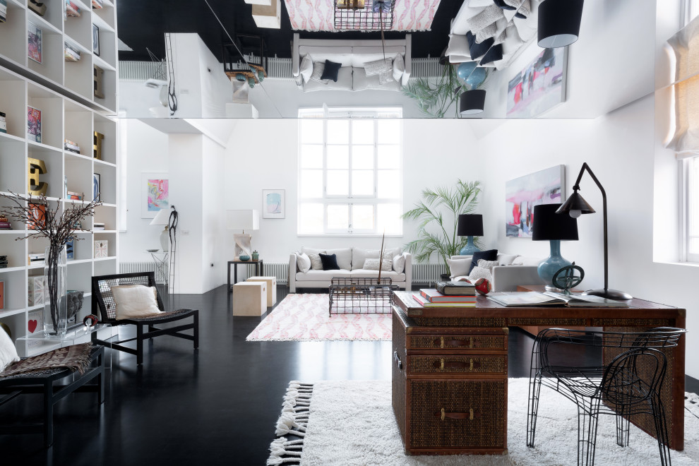 Großes Modernes Arbeitszimmer mit Arbeitsplatz, weißer Wandfarbe, dunklem Holzboden, freistehendem Schreibtisch und schwarzem Boden in London