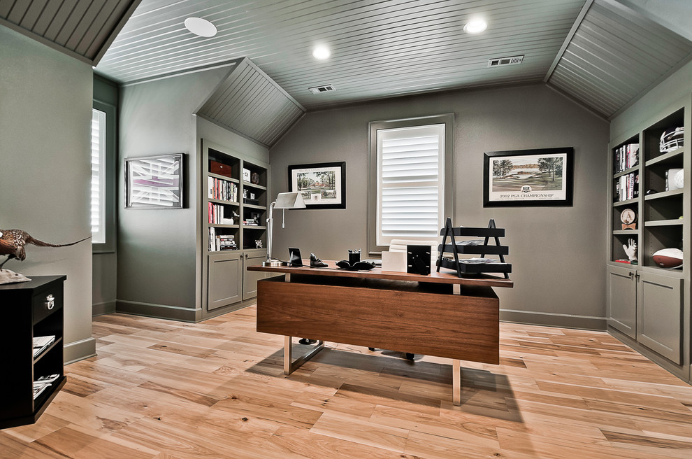 Idee per un grande ufficio american style con pareti verdi, parquet chiaro, scrivania autoportante e pavimento marrone