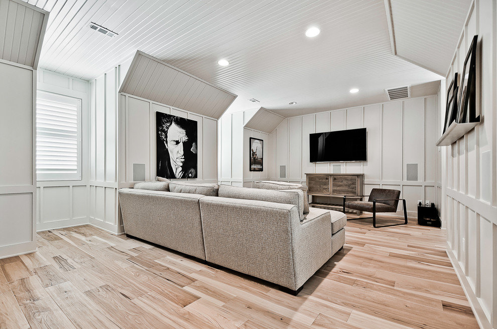 Exempel på ett stort amerikanskt hemmastudio, med ljust trägolv och brunt golv