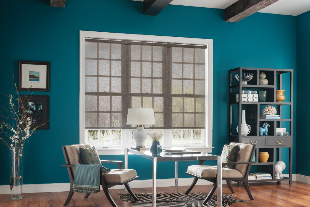 マイアミにある広いコンテンポラリースタイルのおしゃれな書斎 (青い壁、無垢フローリング、自立型机) の写真