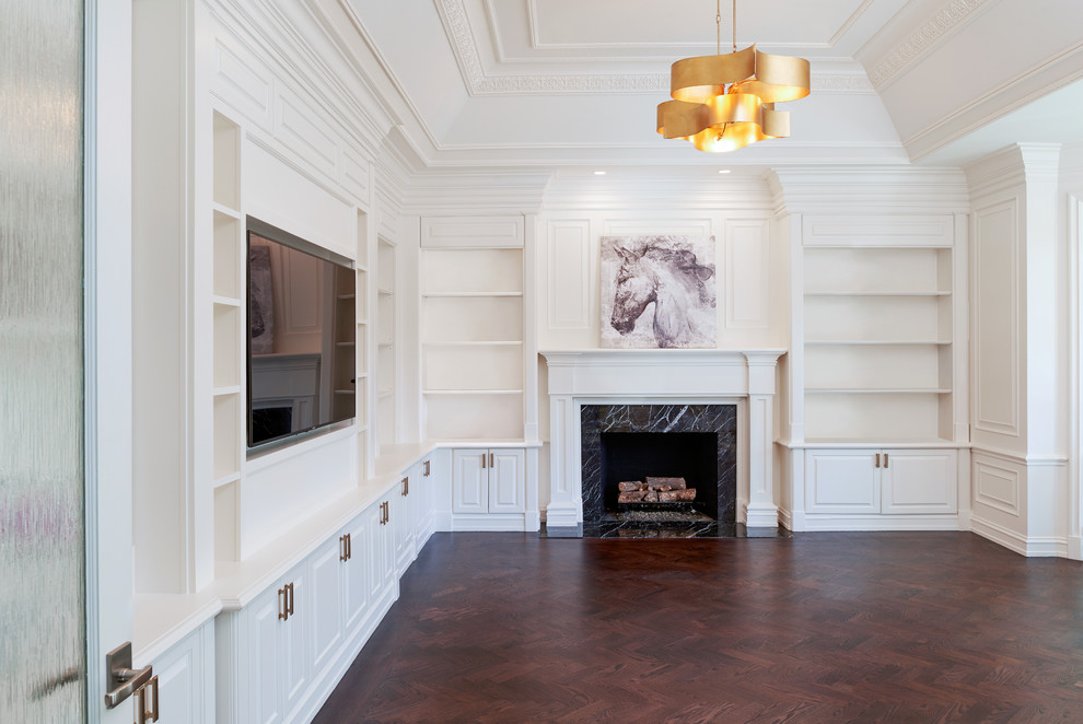 デトロイトにあるラグジュアリーな広いトランジショナルスタイルのおしゃれなホームオフィス・書斎 (ライブラリー、白い壁、濃色無垢フローリング、標準型暖炉、木材の暖炉まわり、茶色い床) の写真