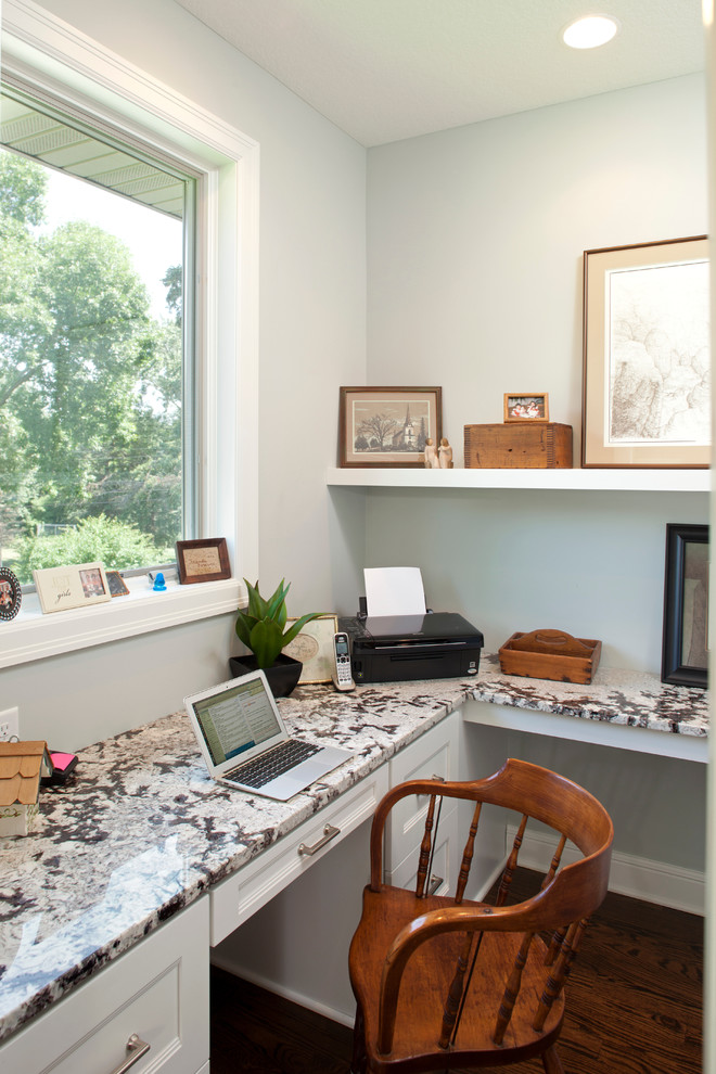 Diseño de despacho tradicional pequeño con paredes grises, suelo de madera oscura y escritorio empotrado
