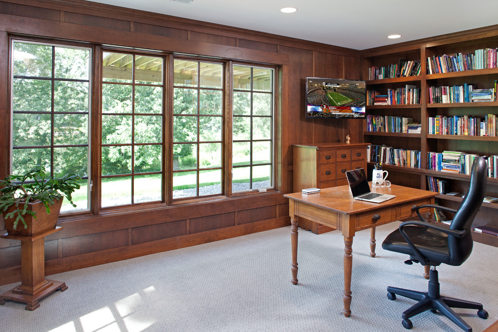 Idéer för ett mellanstort klassiskt hemmabibliotek, med ett fristående skrivbord och heltäckningsmatta
