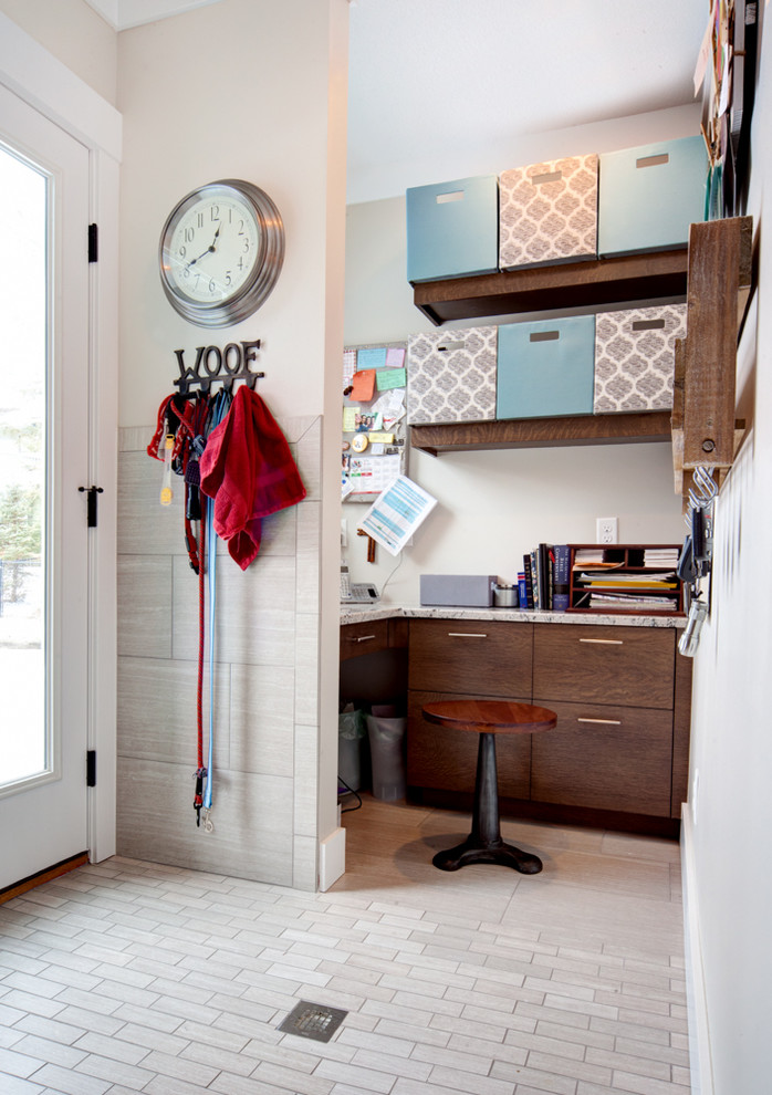 ミネアポリスにある小さなトランジショナルスタイルのおしゃれなホームオフィス・書斎 (白い壁、セラミックタイルの床、造り付け机) の写真