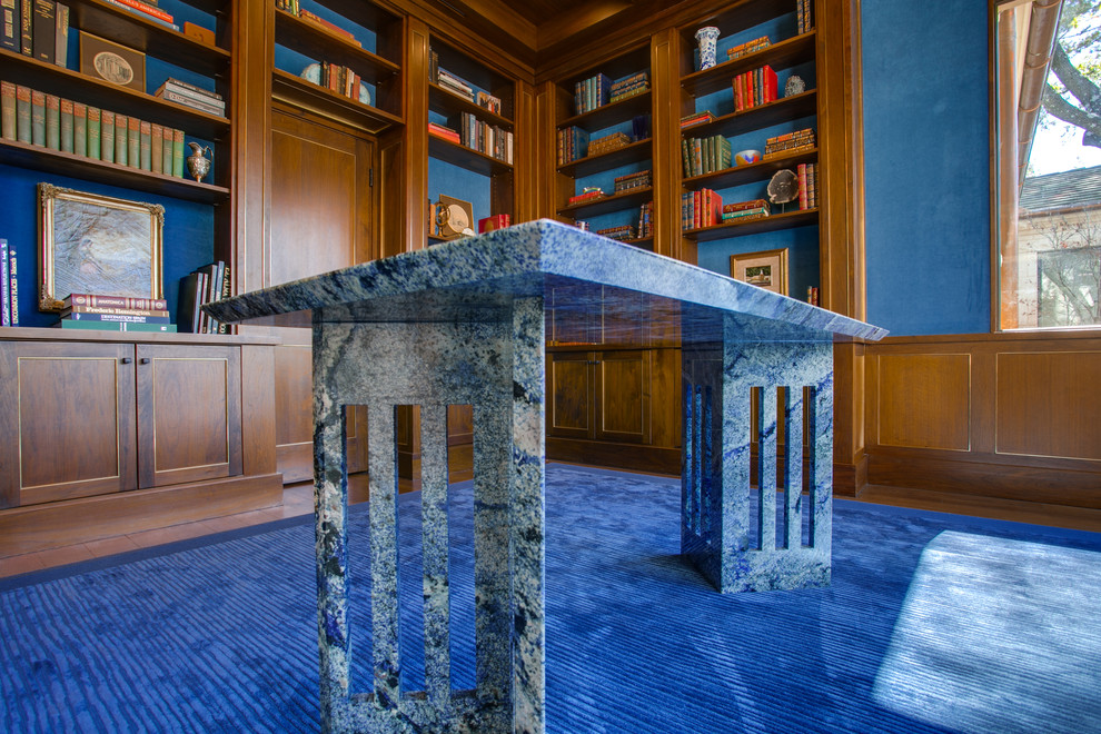 Immagine di un grande ufficio minimalista con pareti blu, pavimento in legno massello medio, nessun camino e scrivania autoportante