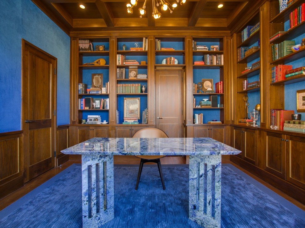 Diseño de despacho vintage grande sin chimenea con paredes azules, suelo de madera en tonos medios y escritorio independiente
