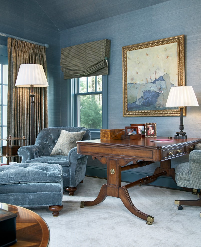 Diseño de despacho clásico con paredes azules, moqueta y escritorio independiente