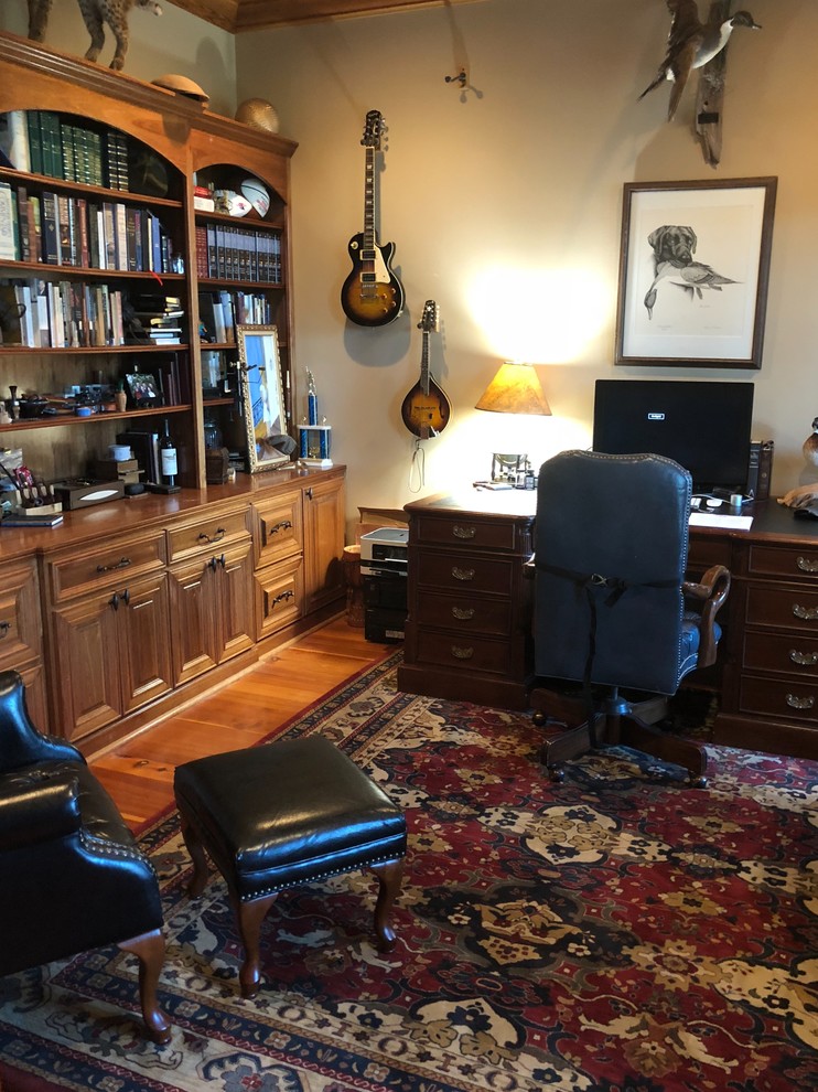 ニューオリンズにあるトラディショナルスタイルのおしゃれなホームオフィス・書斎の写真