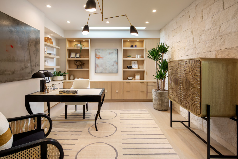 Modernes Arbeitszimmer mit braunem Holzboden, freistehendem Schreibtisch, beigem Boden und weißer Wandfarbe in Orange County
