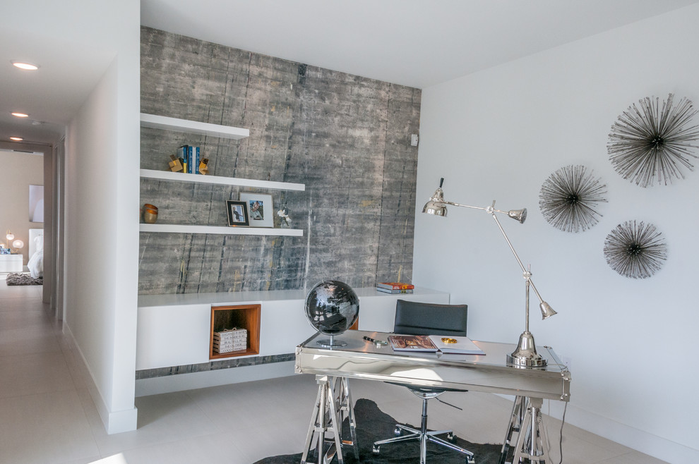 Diseño de despacho urbano de tamaño medio sin chimenea con paredes blancas, suelo de baldosas de porcelana, escritorio independiente y suelo blanco