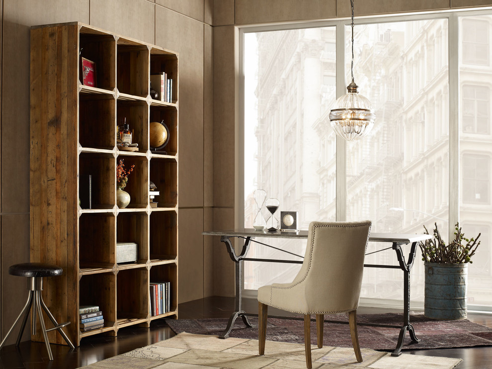 Diseño de despacho ecléctico con paredes beige, suelo de madera oscura y escritorio independiente
