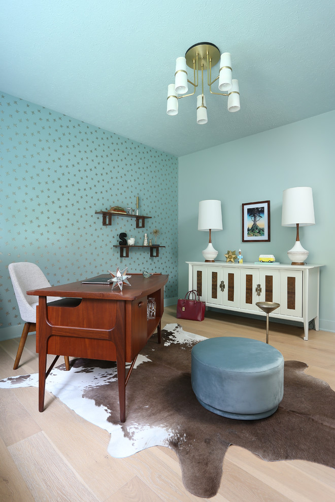 Esempio di uno studio minimalista di medie dimensioni con pareti blu, parquet chiaro, scrivania autoportante e pavimento multicolore