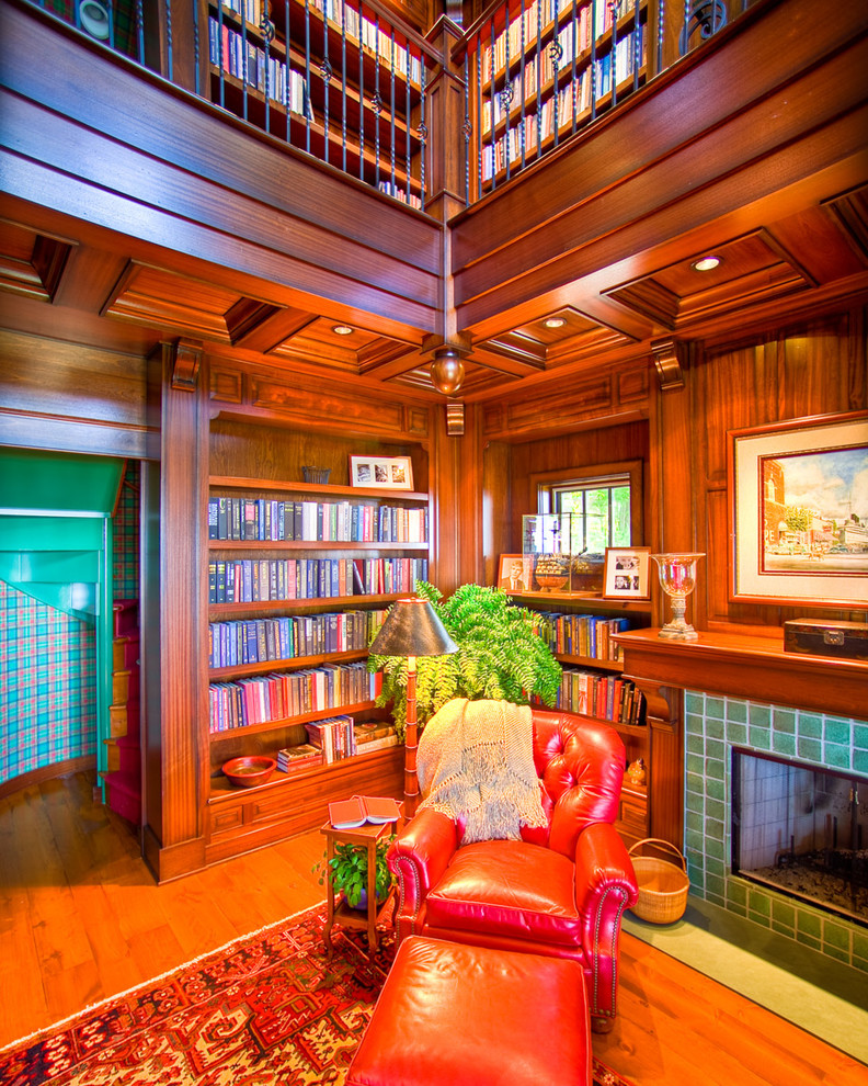 Idéer för mycket stora vintage hemmabibliotek, med bruna väggar, mellanmörkt trägolv, en standard öppen spis och en spiselkrans i trä