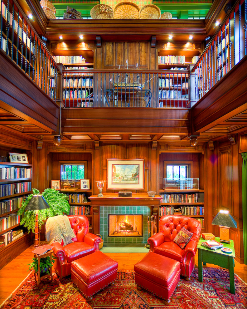 Idéer för ett mycket stort klassiskt hemmabibliotek, med bruna väggar, mellanmörkt trägolv, en standard öppen spis och en spiselkrans i trä