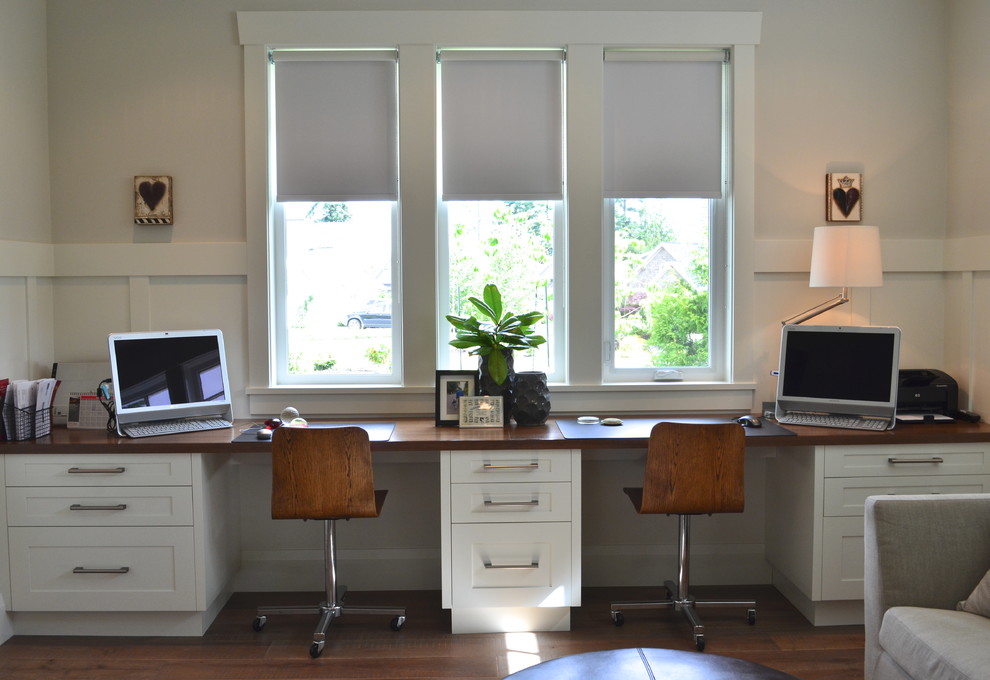 Источник вдохновения для домашнего уюта: кабинет в стиле неоклассика (современная классика) с встроенным рабочим столом