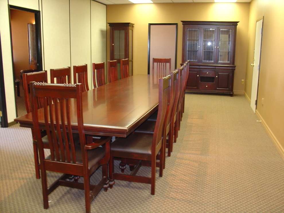 Стильный дизайн: большой кабинет в викторианском стиле с бежевыми стенами, ковровым покрытием и отдельно стоящим рабочим столом без камина - последний тренд