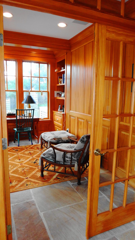 他の地域にあるラグジュアリーな広いトラディショナルスタイルのおしゃれな書斎 (暖炉なし、自立型机、茶色い壁) の写真