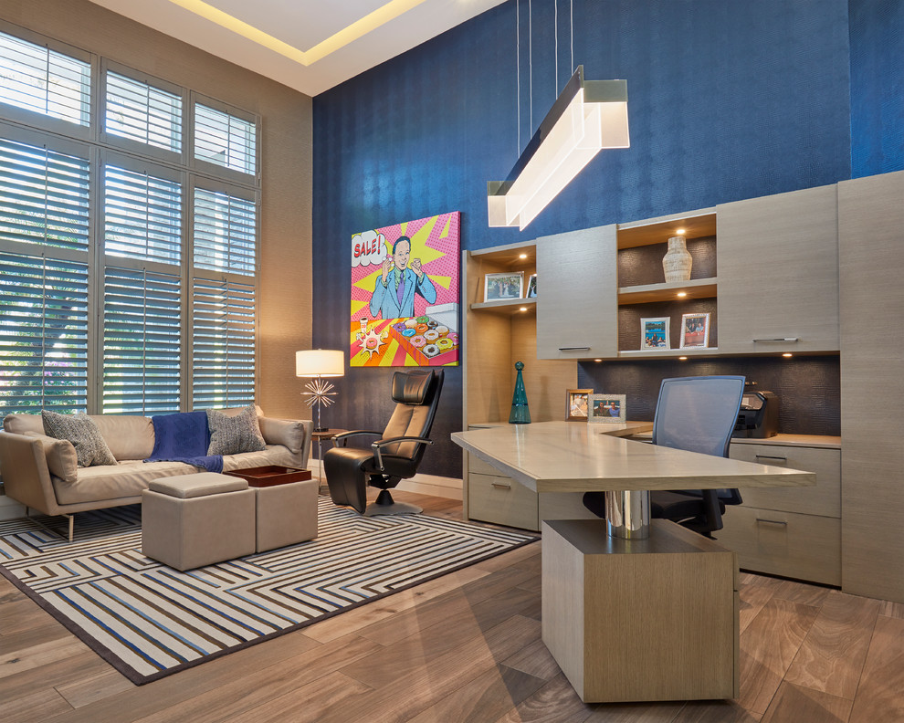 Idee per un ufficio design con pareti blu, pavimento in legno massello medio, scrivania incassata e pavimento marrone
