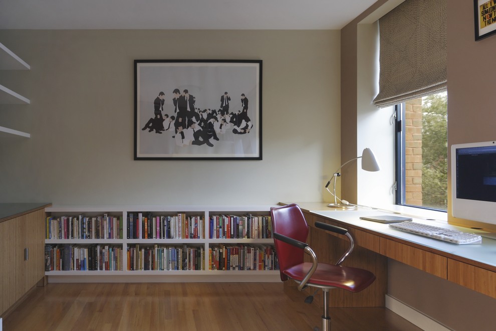 Exemple d'un grand bureau moderne avec un mur beige, un sol en bois brun et un bureau indépendant.