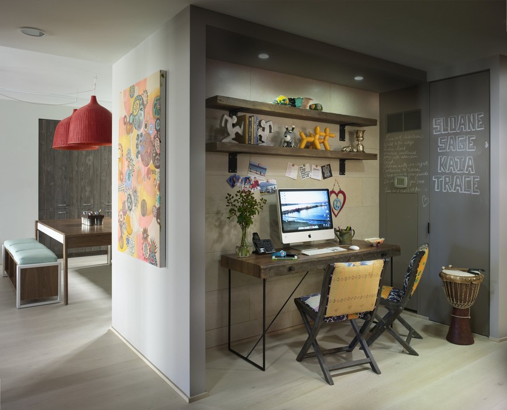 Источник вдохновения для домашнего уюта: кабинет в стиле фьюжн с серыми стенами и отдельно стоящим рабочим столом