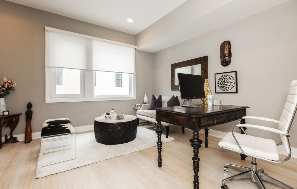 Ispirazione per un ufficio minimalista di medie dimensioni con pareti grigie, parquet chiaro, scrivania autoportante e pavimento beige