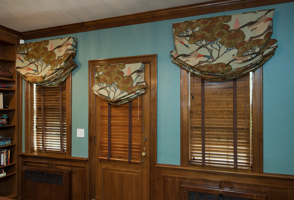 Foto de despacho tradicional renovado de tamaño medio con paredes azules y suelo de madera en tonos medios