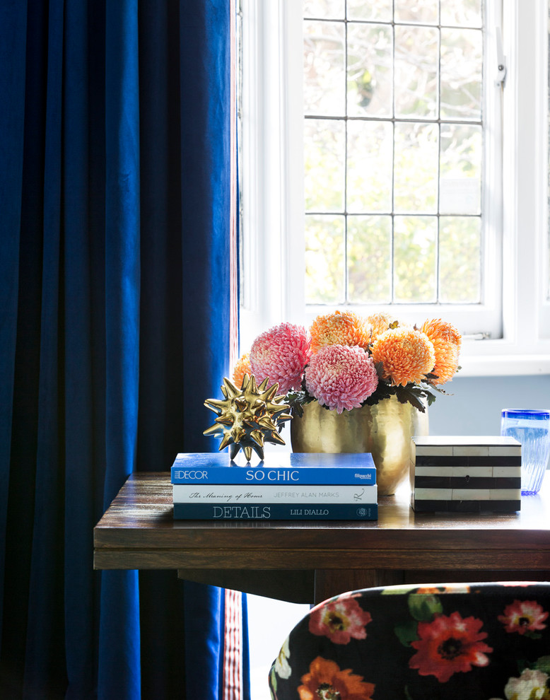 Ejemplo de despacho bohemio de tamaño medio con paredes azules, suelo de madera en tonos medios, escritorio independiente y suelo marrón