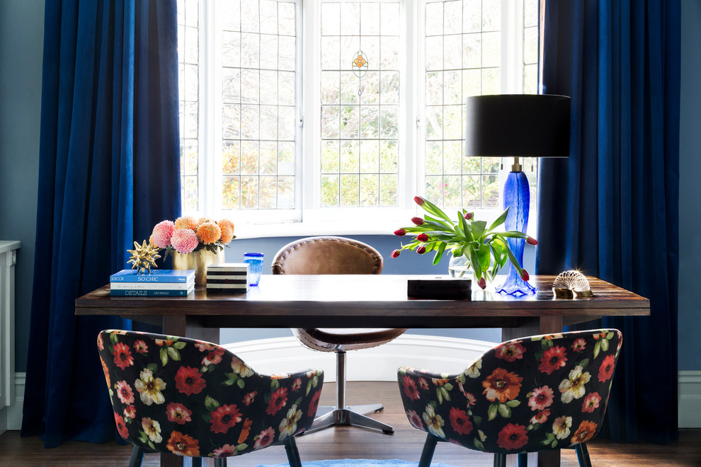Ispirazione per un ufficio classico di medie dimensioni con pareti blu, parquet scuro, scrivania autoportante e pavimento marrone