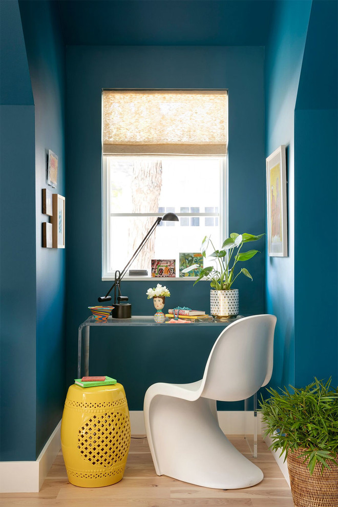 На фото: маленькое рабочее место в стиле фьюжн с синими стенами, отдельно стоящим рабочим столом, светлым паркетным полом и бежевым полом для на участке и в саду