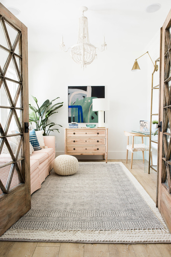 Immagine di un piccolo atelier scandinavo con pareti bianche, pavimento in laminato, scrivania autoportante e pavimento beige