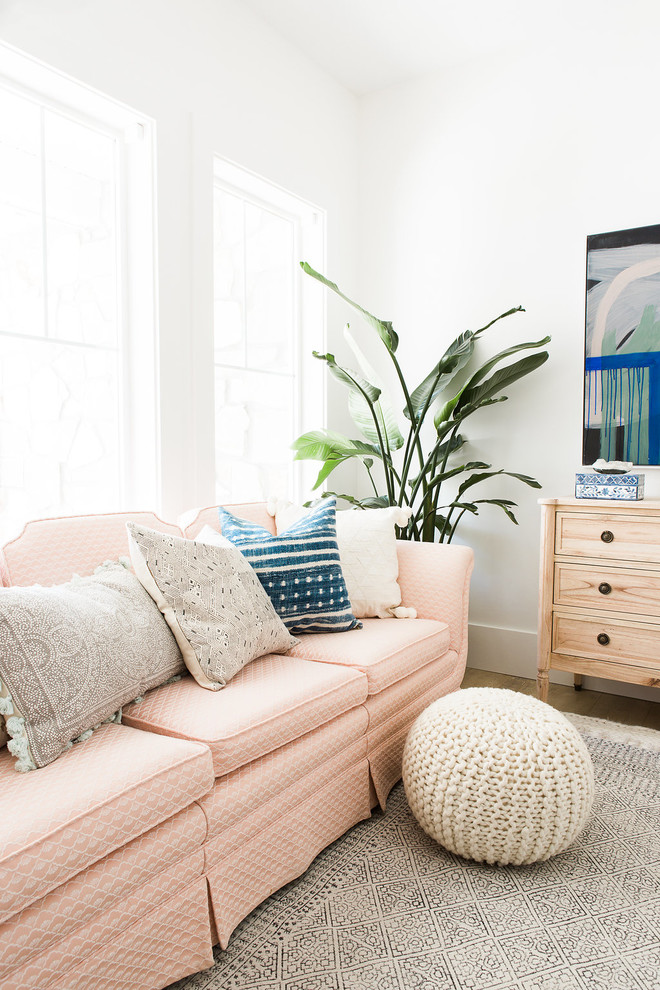 Foto på ett litet minimalistiskt hemmastudio, med vita väggar, laminatgolv, ett fristående skrivbord och beiget golv